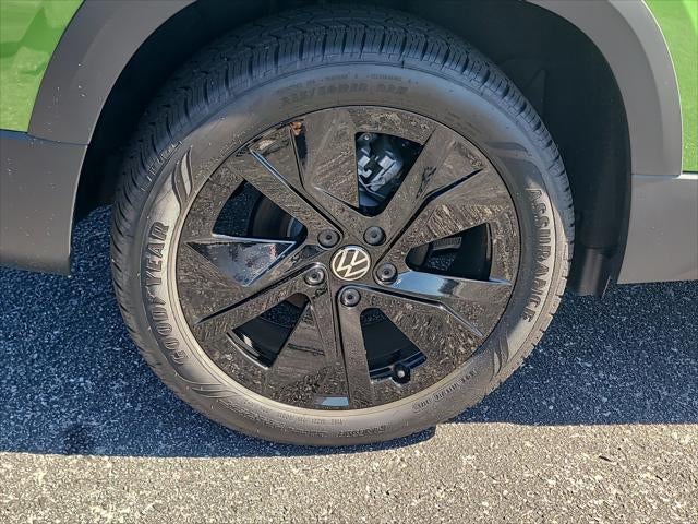 2026 Volkswagen Taos SE Black