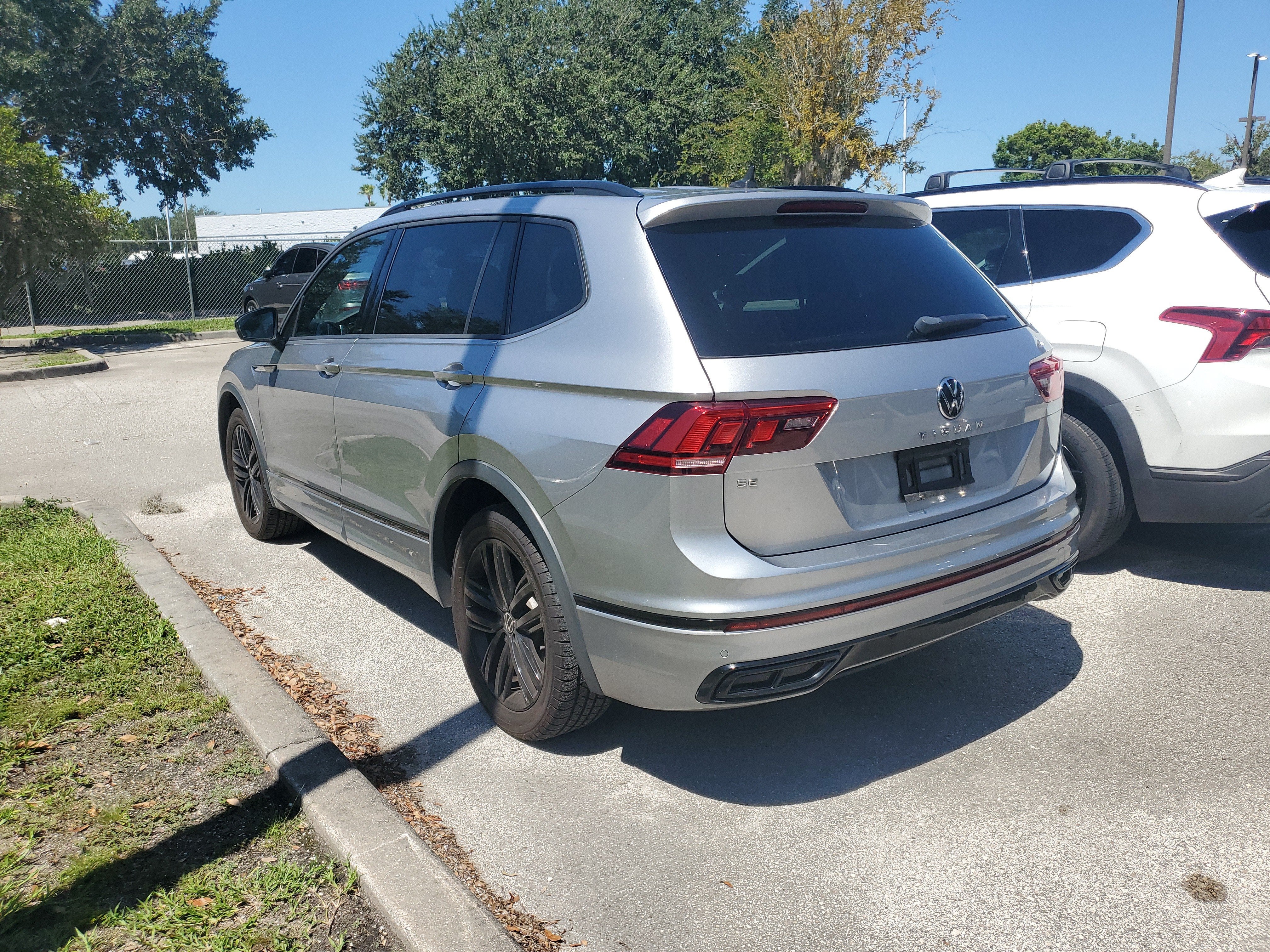 2022 Volkswagen Tiguan SE R-Line Black
