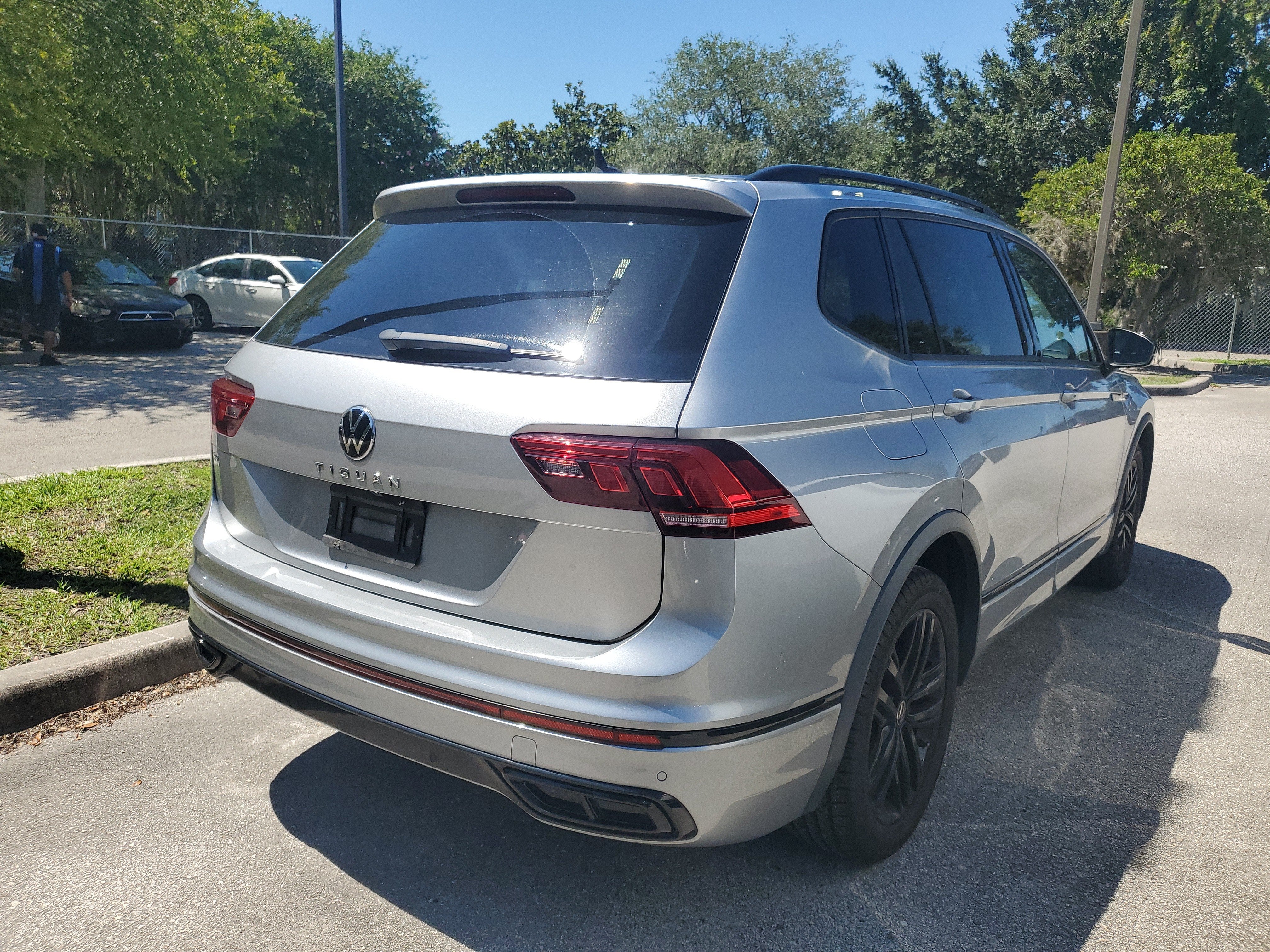 2022 Volkswagen Tiguan SE R-Line Black