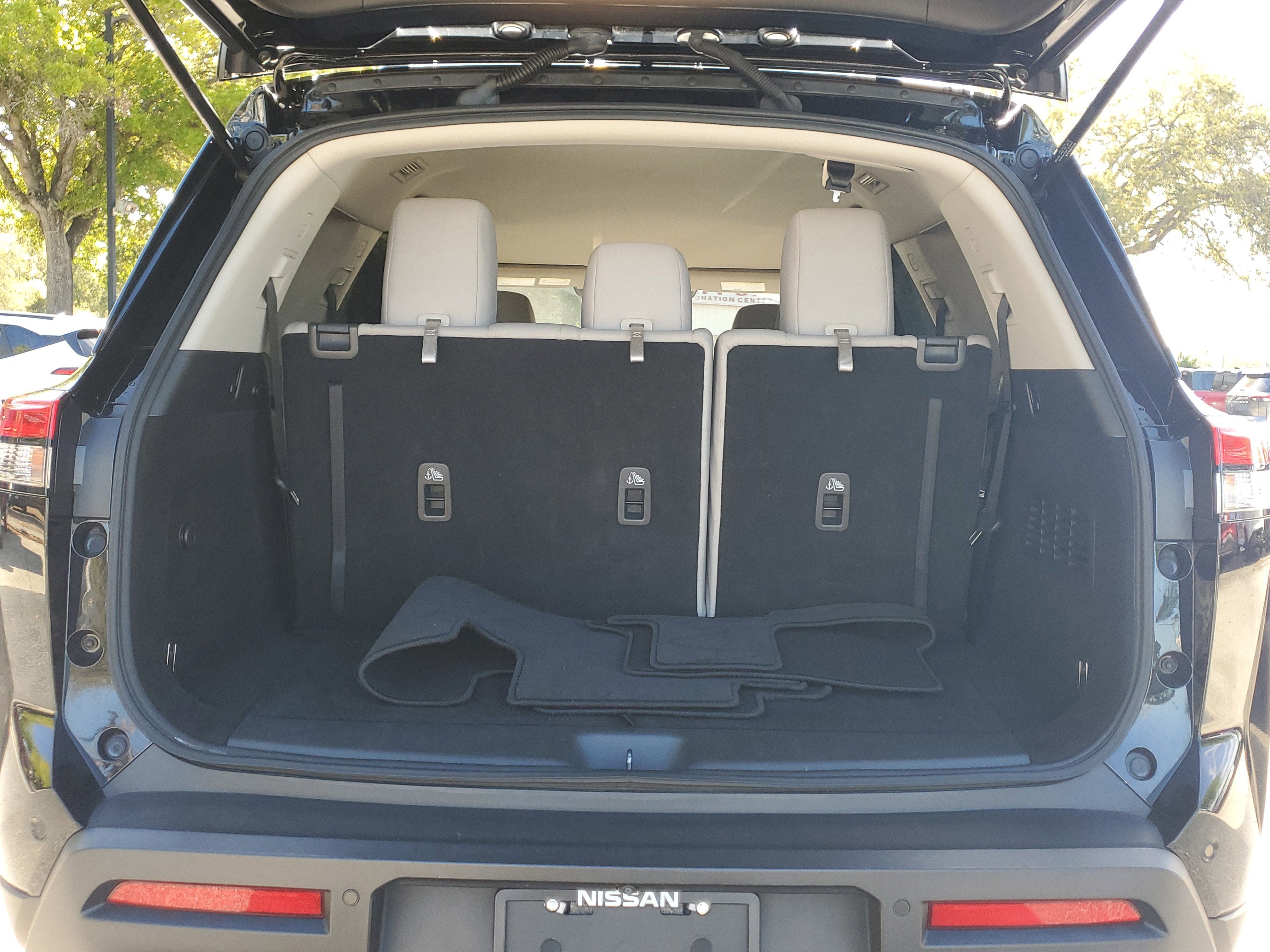 2022 Nissan Pathfinder SV