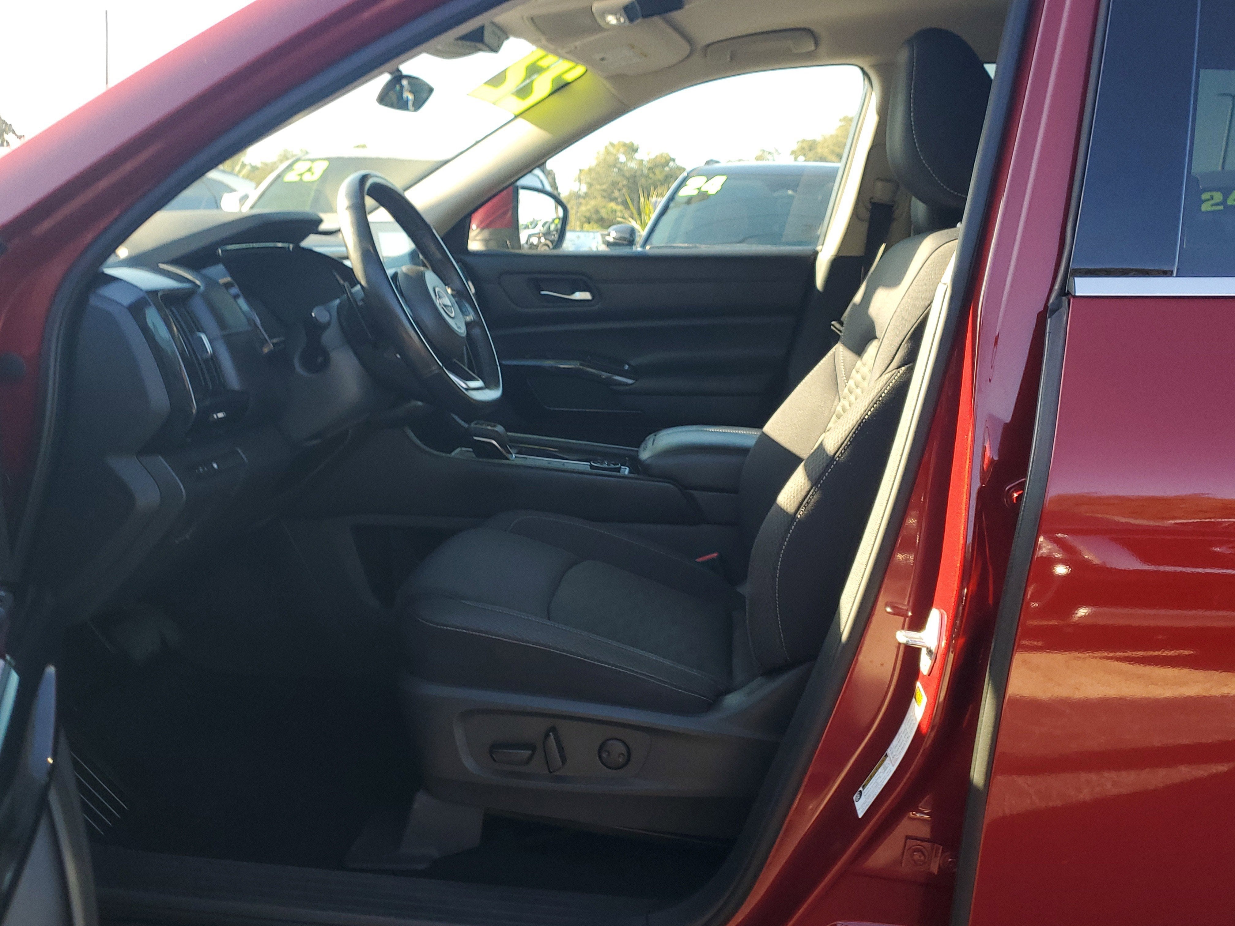 2022 Nissan Pathfinder SV