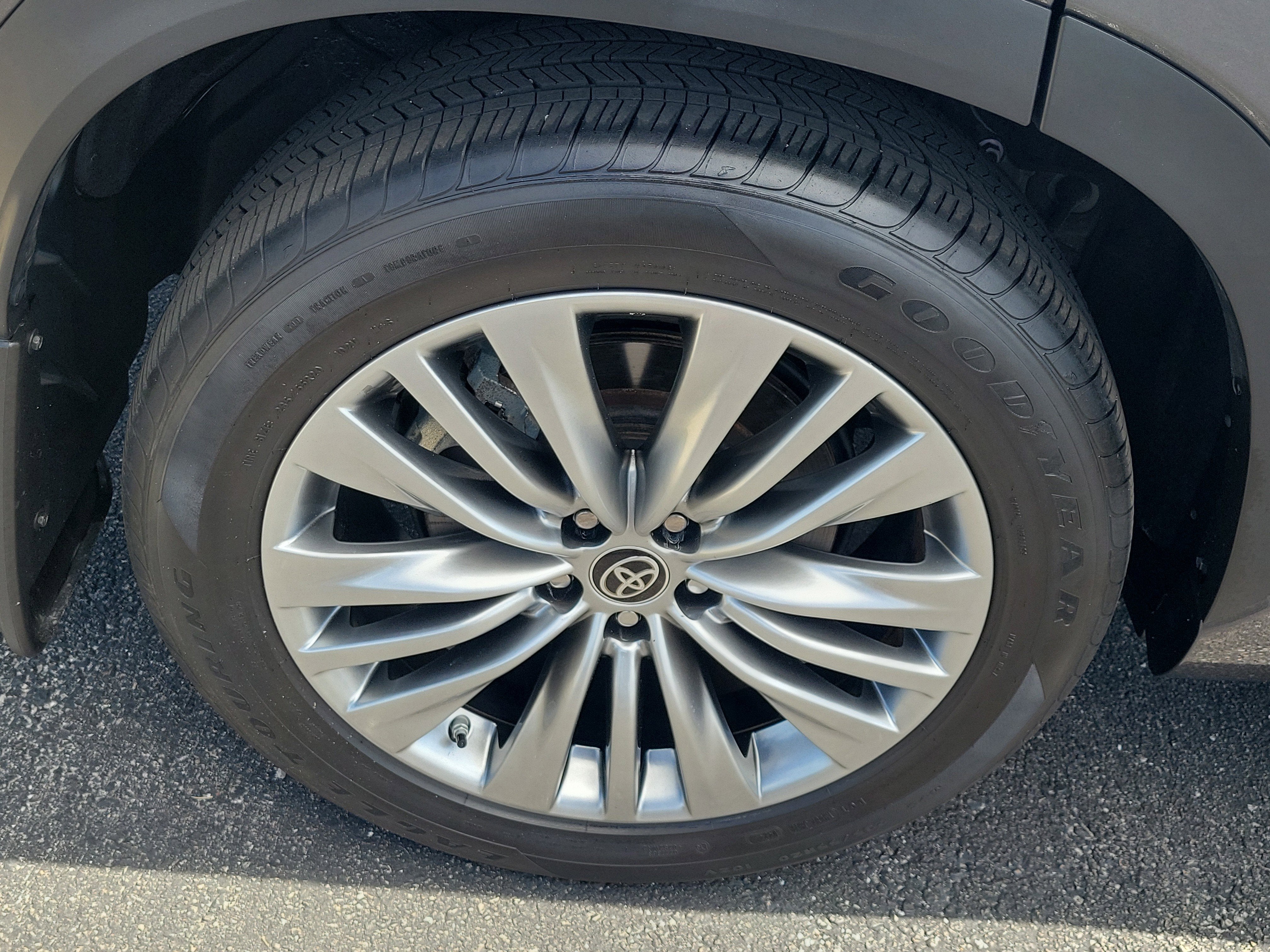 2024 Toyota Highlander LE