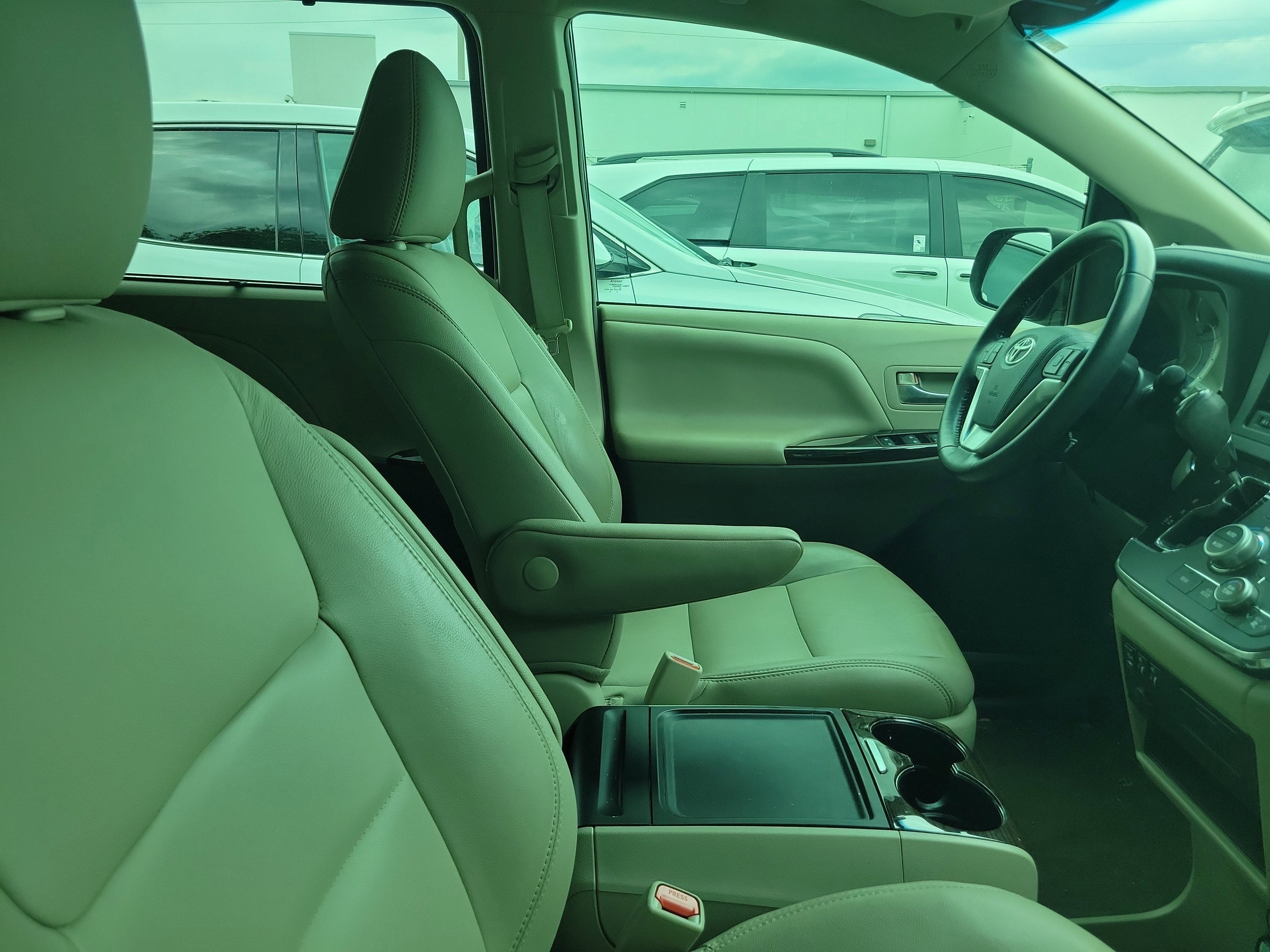 2017 Toyota Sienna XLE Auto Access Seat