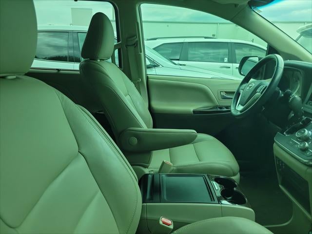 2017 Toyota Sienna XLE Auto Access Seat