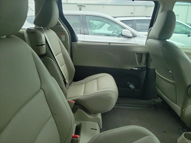 2017 Toyota Sienna XLE Auto Access Seat
