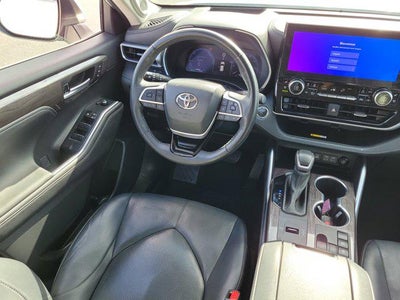 2023 Toyota Highlander Hybrid Platinum