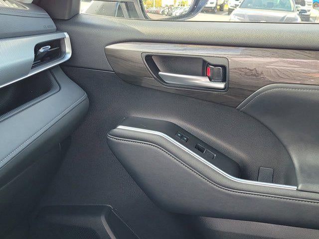 2023 Toyota Highlander Hybrid Platinum