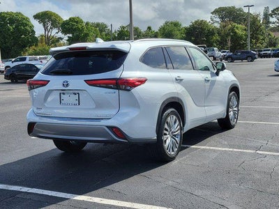 2023 Toyota Highlander Hybrid Platinum