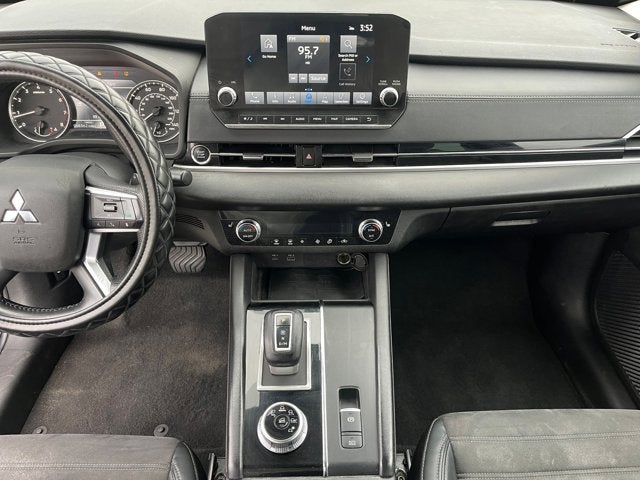 2023 Mitsubishi Outlander SE