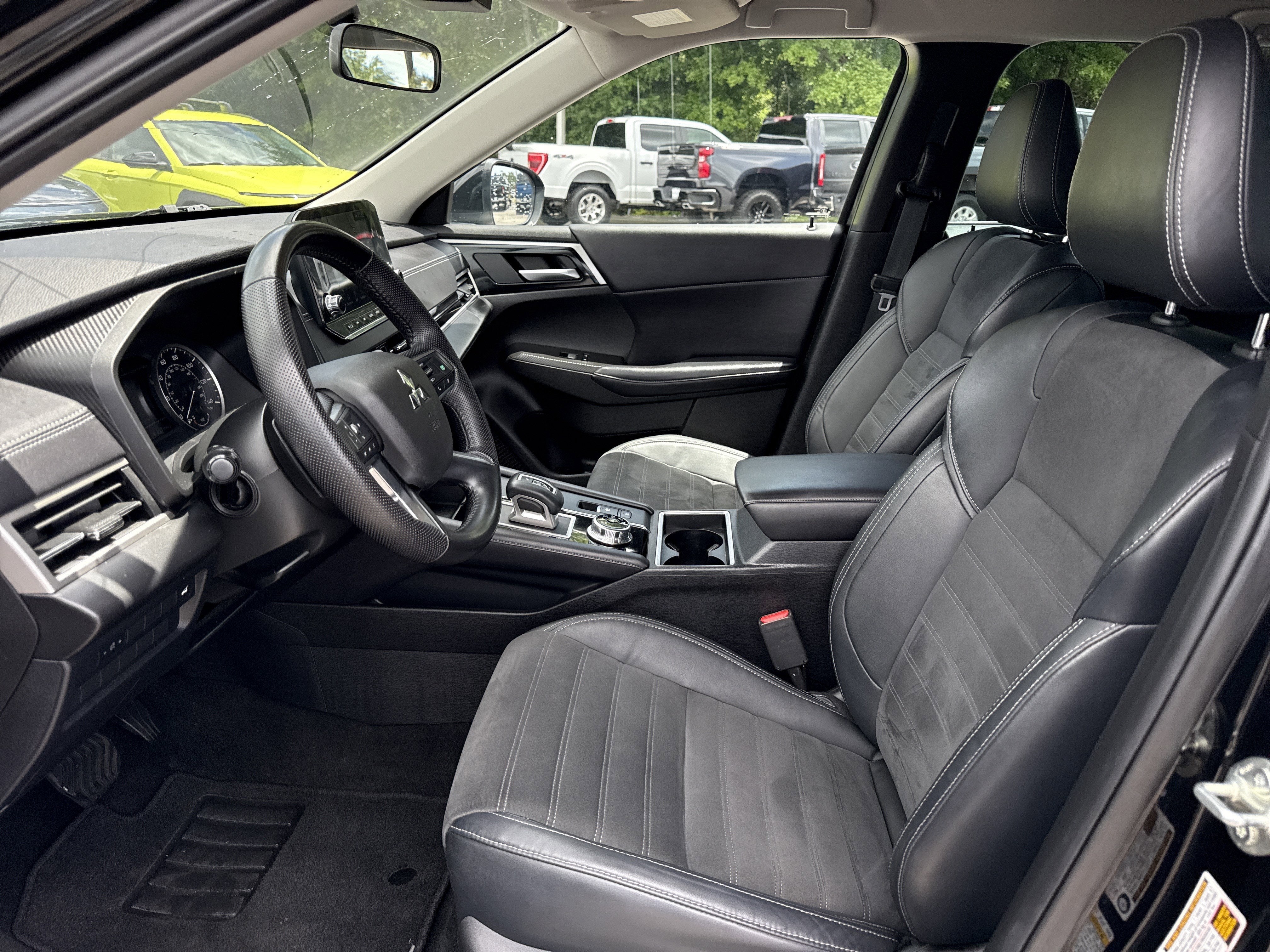 2023 Mitsubishi Outlander SE